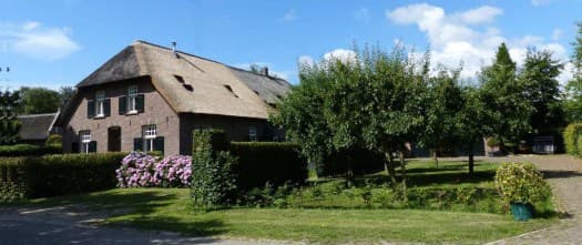De boerderij aan de Burg. Van de Wielstraat in Huisseling, waar de praktijk is gevestigd